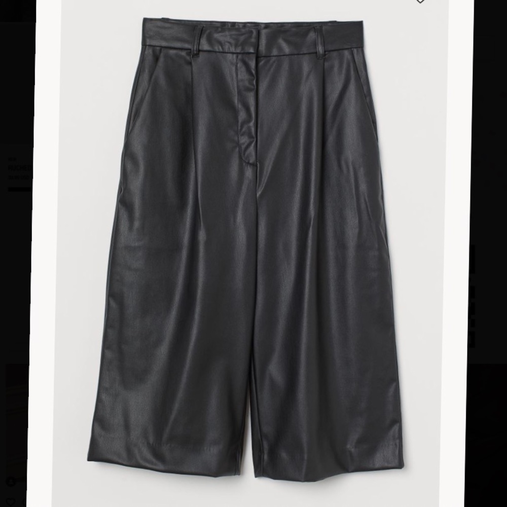Faux leather black Bermuda shorts